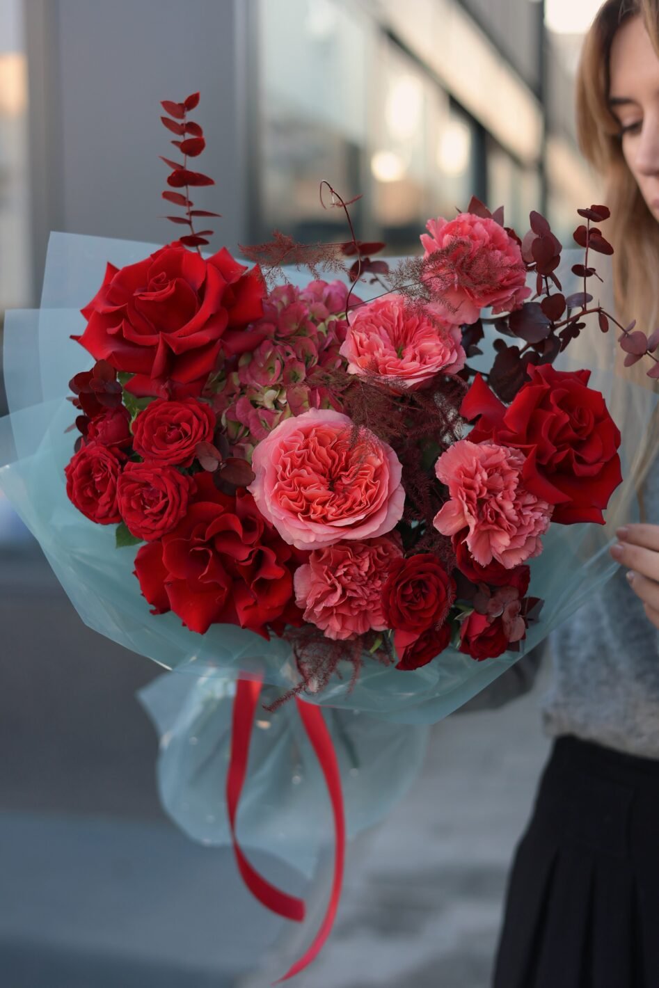 Processed with VSCO with v3 preset Насичений мікс із піоновидними трояндами - Image 1