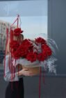 Кошик з червоними трояндами та стрічками - Зображення 2