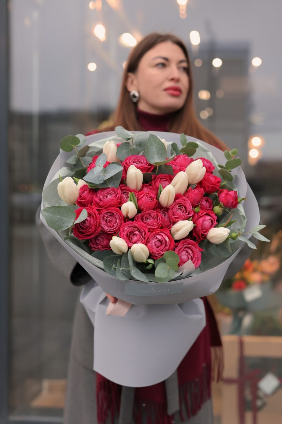 Processed with VSCO with v3 preset Поєднання білих тюльпанів та піоновидних кущових троянд - Зображення 1