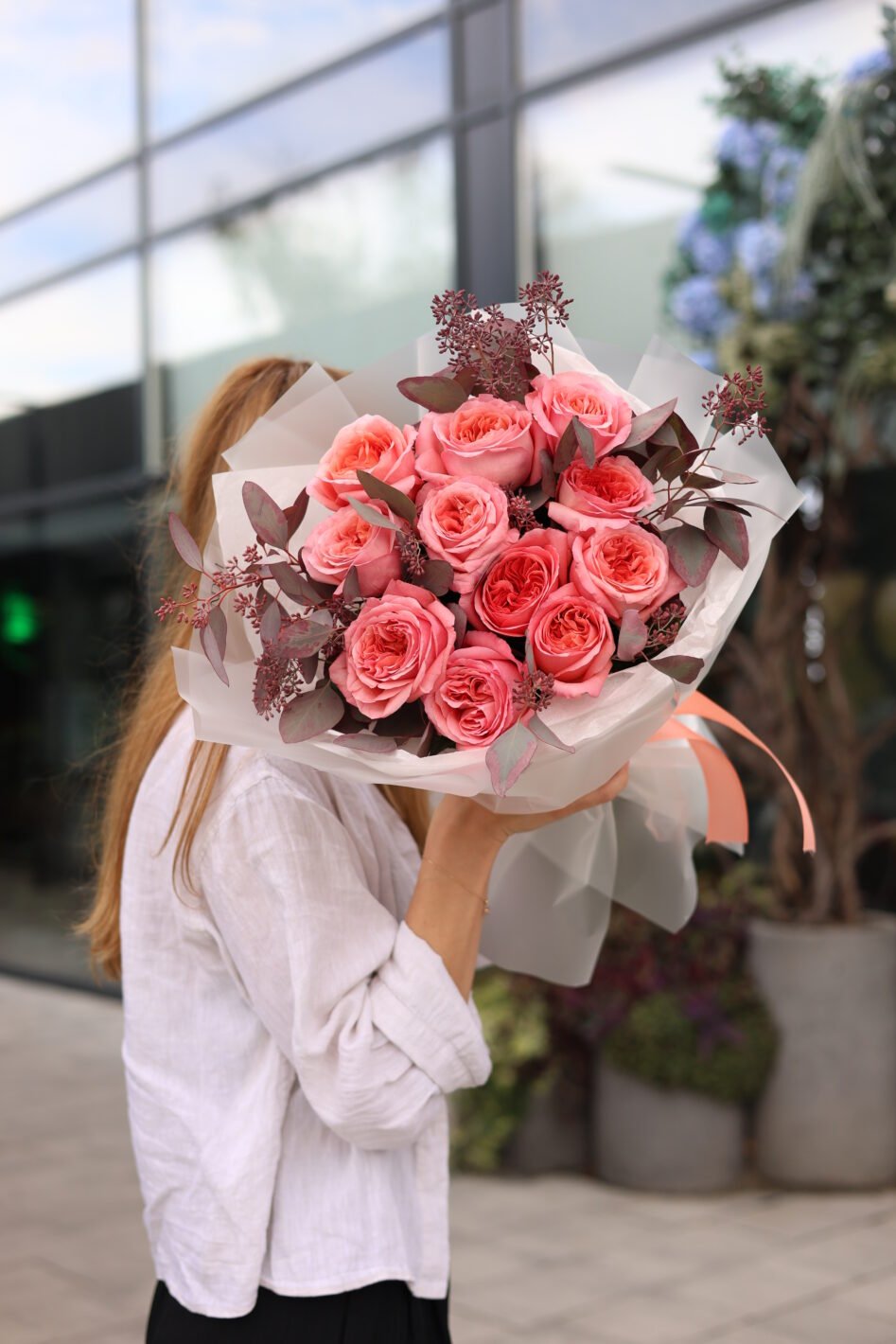 D48A6522 Букет з піоновидних троянд та евкаліпта - Зображення 1