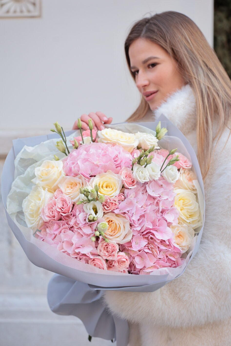 IMG_3837 Поєднання піоновидний троянд та гортензій - Зображення 1