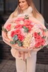 Великий букет з піоновидними трояндами та гортензією