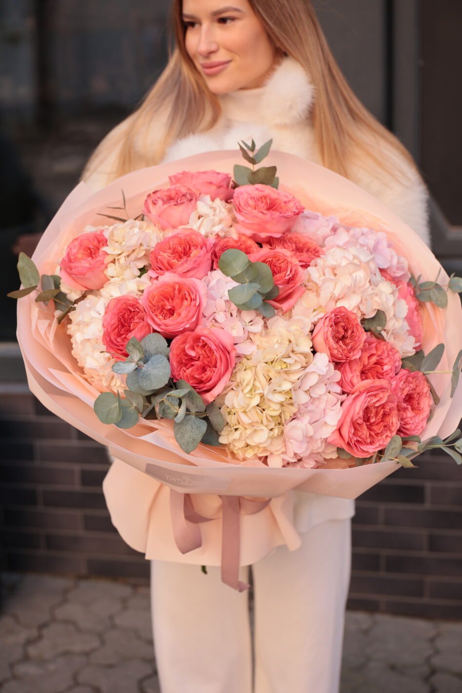 IMG_3849 Великий букет з піоновидними трояндами та гортензією - Зображення 1