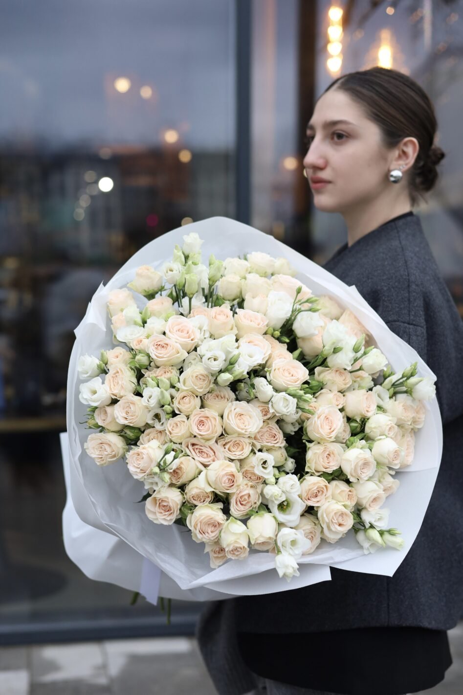 IMG_9171 Ніжний мікс із білої еустоми та кущової троянди Софі - Зображення 1