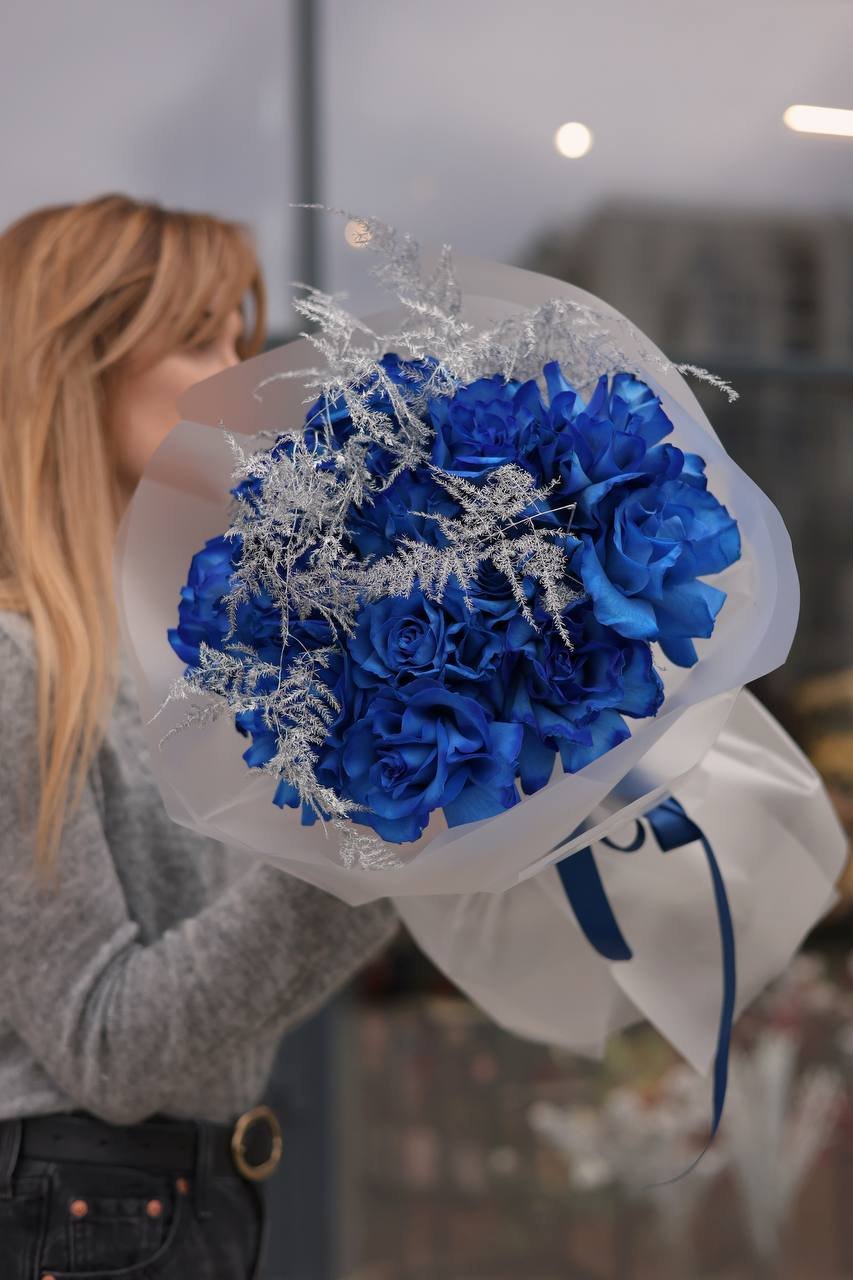 photo_2025-12-26_13-03-36 Сині мереживні троянди у поєднанні з аспарагусом - Image 1