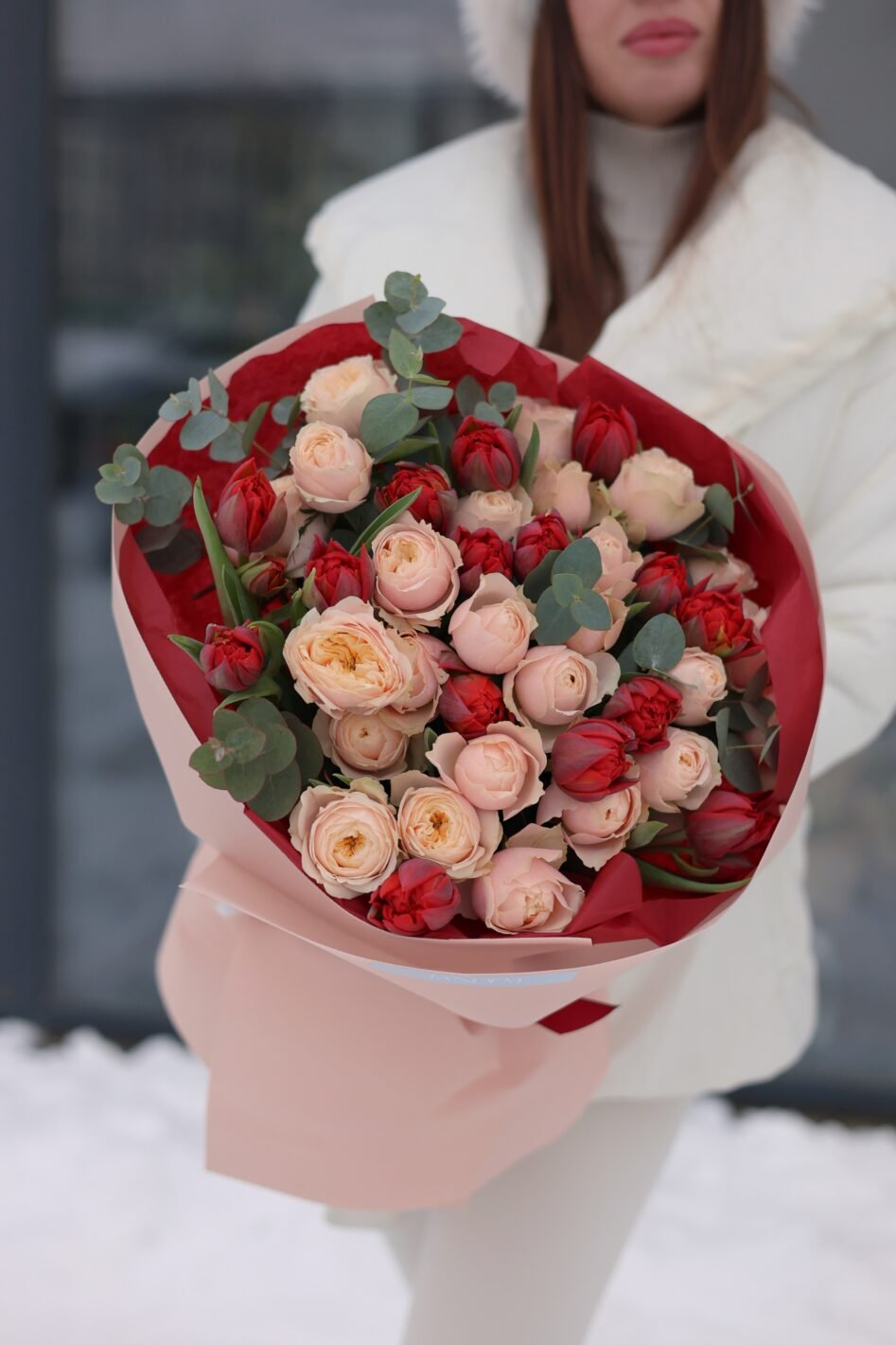 Processed with VSCO with v3 preset Букет з червоних тюльпанів та піоновидних троянд - Зображення 1