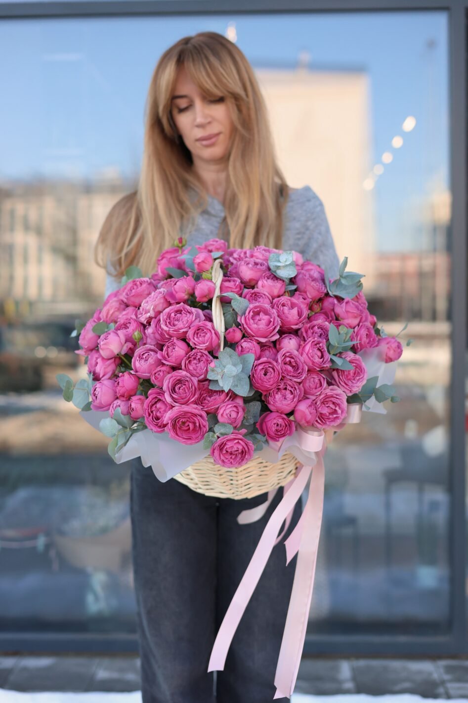 Processed with VSCO with v3 preset Квітковий кошик з піоновидних троянд Місті - Зображення 1