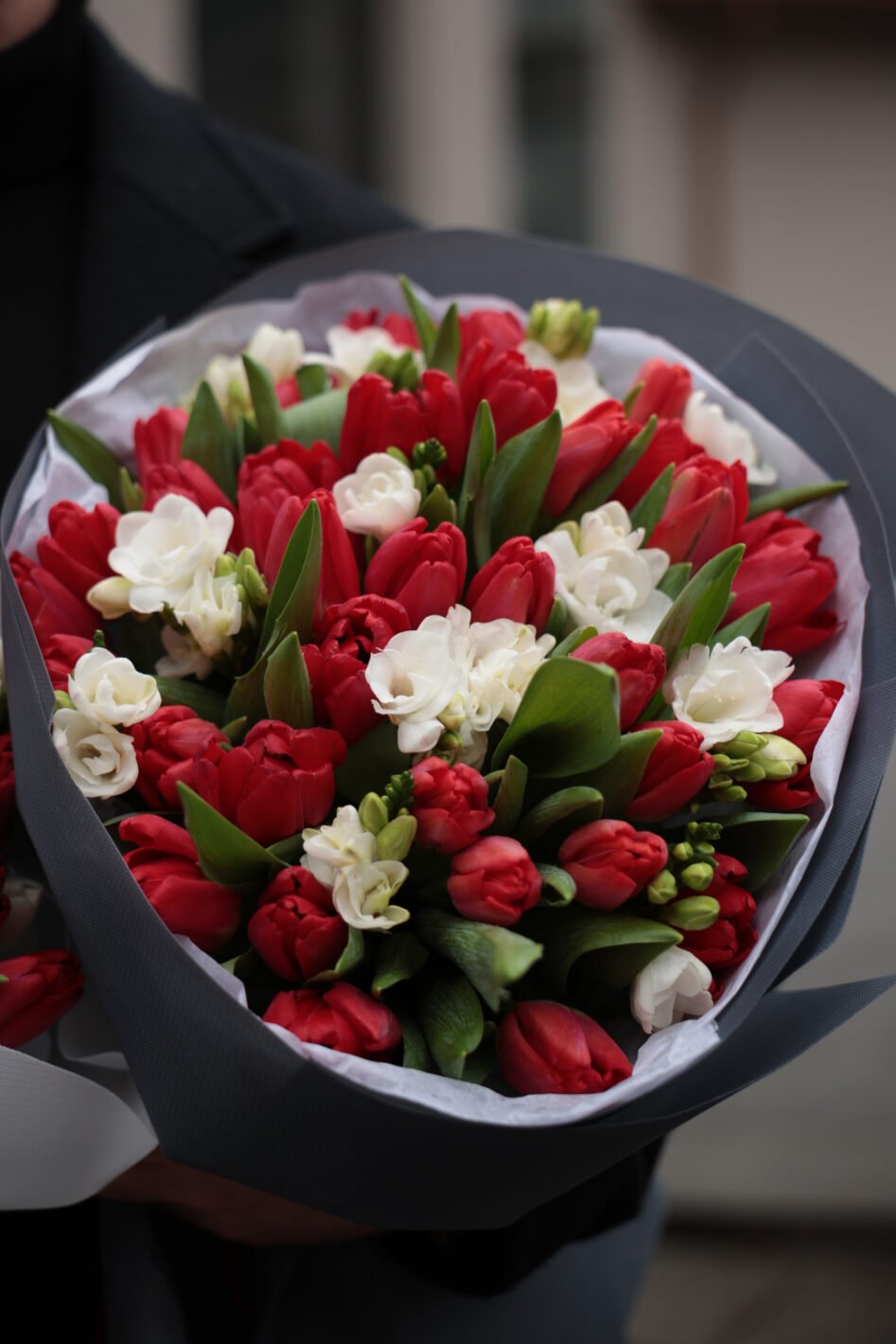 IMG_5245 Поєднання червоного тюльпана та фрезії - Зображення 1