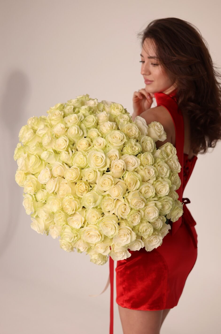 Processed with VSCO with v3 preset Букет із 101 білої троянди Мондіаль - Зображення 1