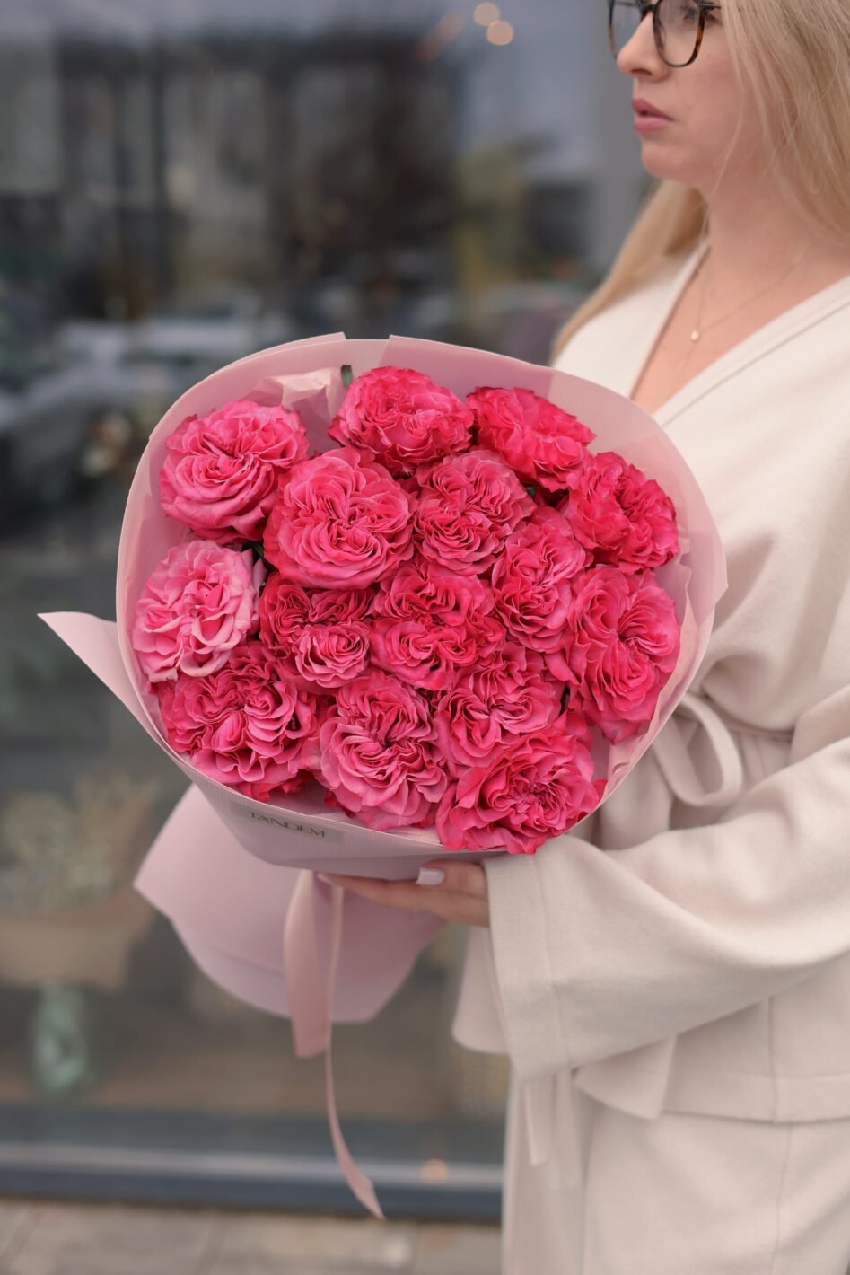 Processed with VSCO with v3 preset Букет із 15 піоновидних троянд Кантрі блюз - Зображення 1