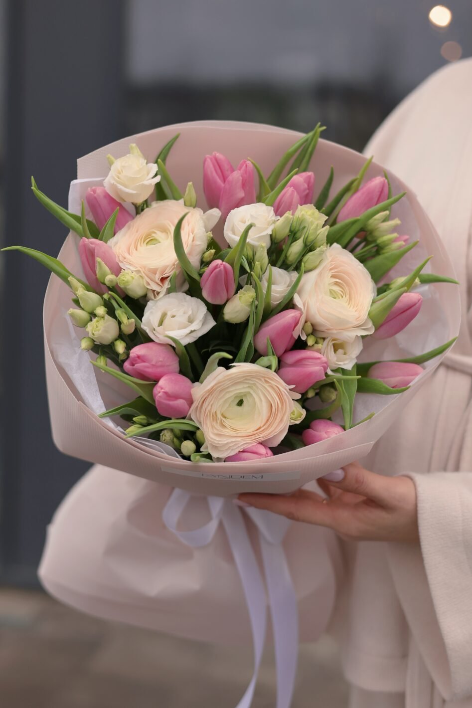 Processed with VSCO with v3 preset Букет з ранункулюсів та тюльпанів - Image 1