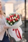 Букет з 25 біло-червоних тюльпанів - Зображення 2