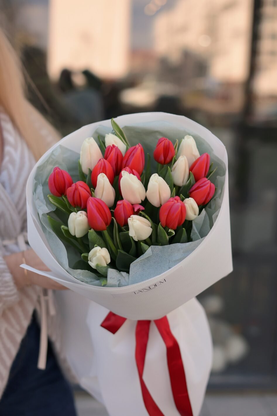 Processed with VSCO with v3 preset Букет з 25 біло-червоних тюльпанів - Зображення 1