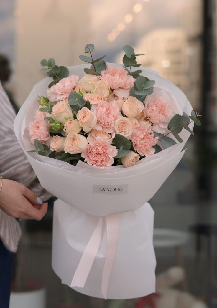 Processed with VSCO with v3 preset Букет з діантусів та кущових троянд - Image 1