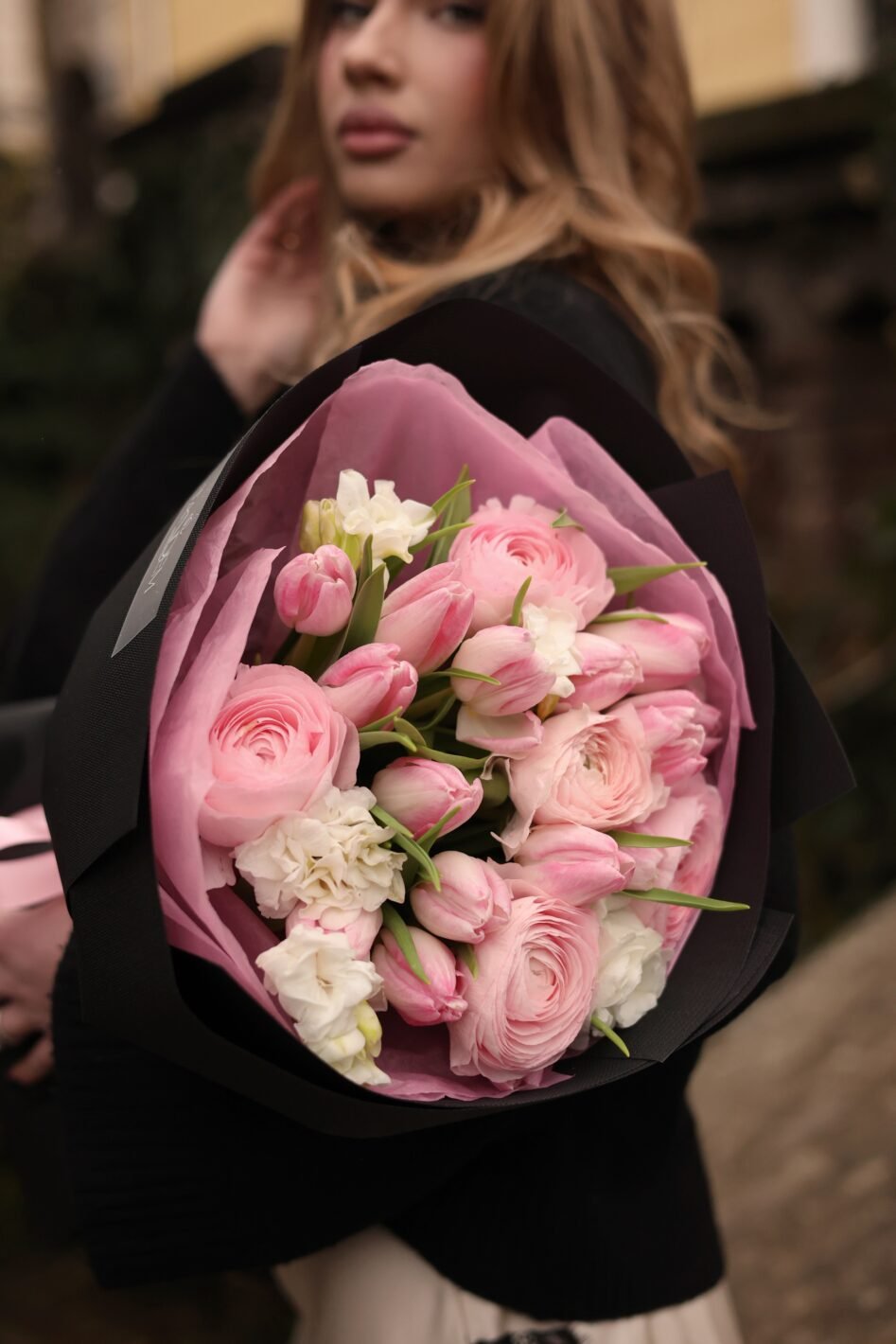 Processed with VSCO with v3 preset Поєдання рожевих ранункулюсів та тюльпанів у темному пакуванні - Зображення 1
