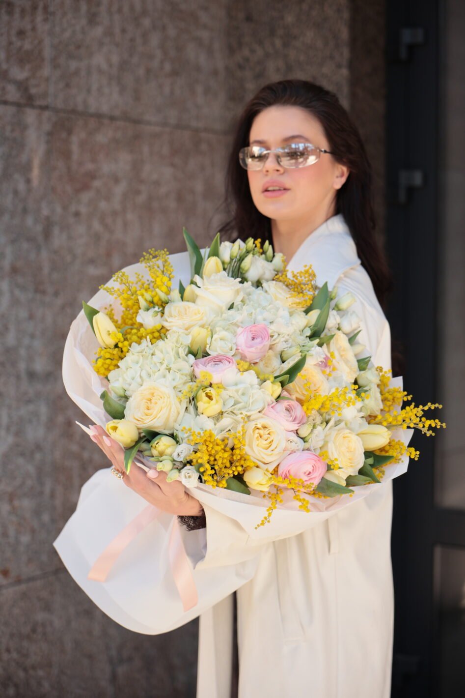 IMG_3600 Сонячний мікс із гортензіями, ранункулюсами та мімозою - Зображення 1