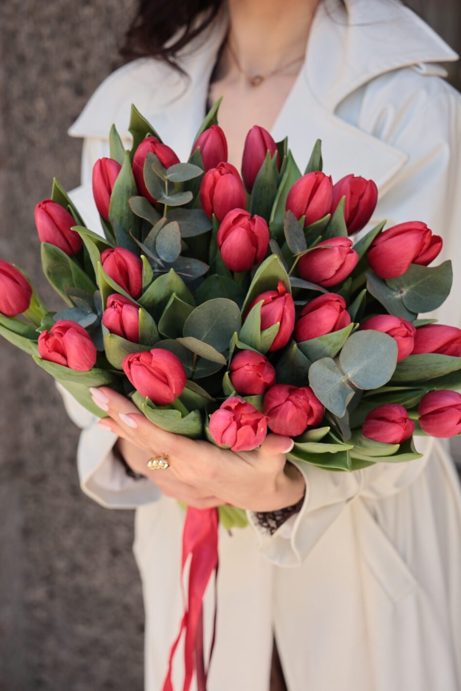 IMG_3641 25 чеврних тюльпанів з евкаліптом, без упаковки - Зображення 1