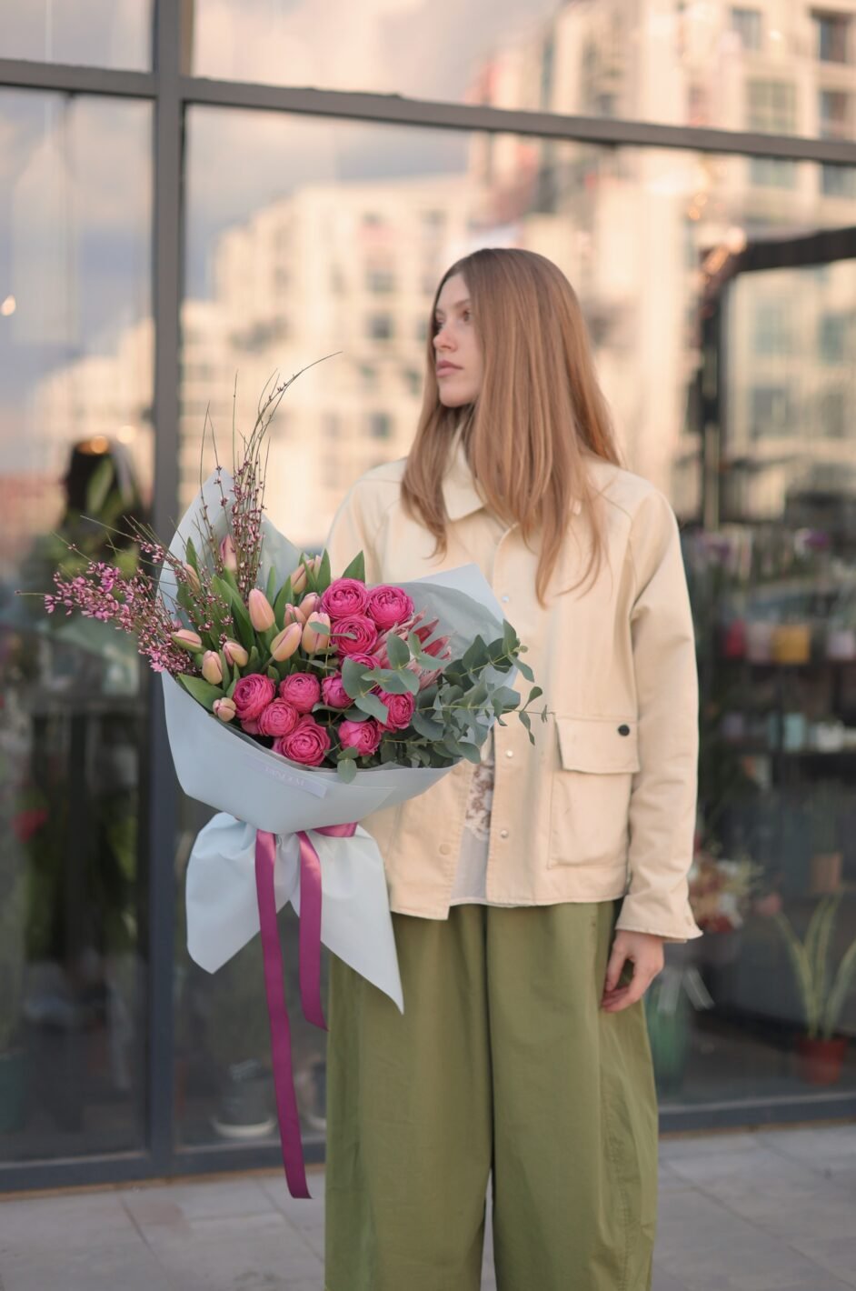 Processed with VSCO with v3 preset Весняне поєднання протеї, піоновидної троянди та тюльпанів - Image 1