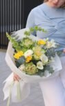 Букет весняний з калами, веггі та фрезією
