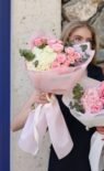 Букет-комплімент з гортензією та піоновидними трояндами