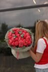 Букет iз 15 коралових піонів та евкаліпту - Зображення 2