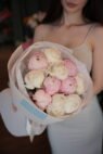 11 біло-рожевих півоній