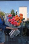 Яскравий мікс із жоржинами та піоновидними трояндами