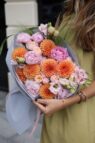 Літній мікс із рижими жоржинами та піонами