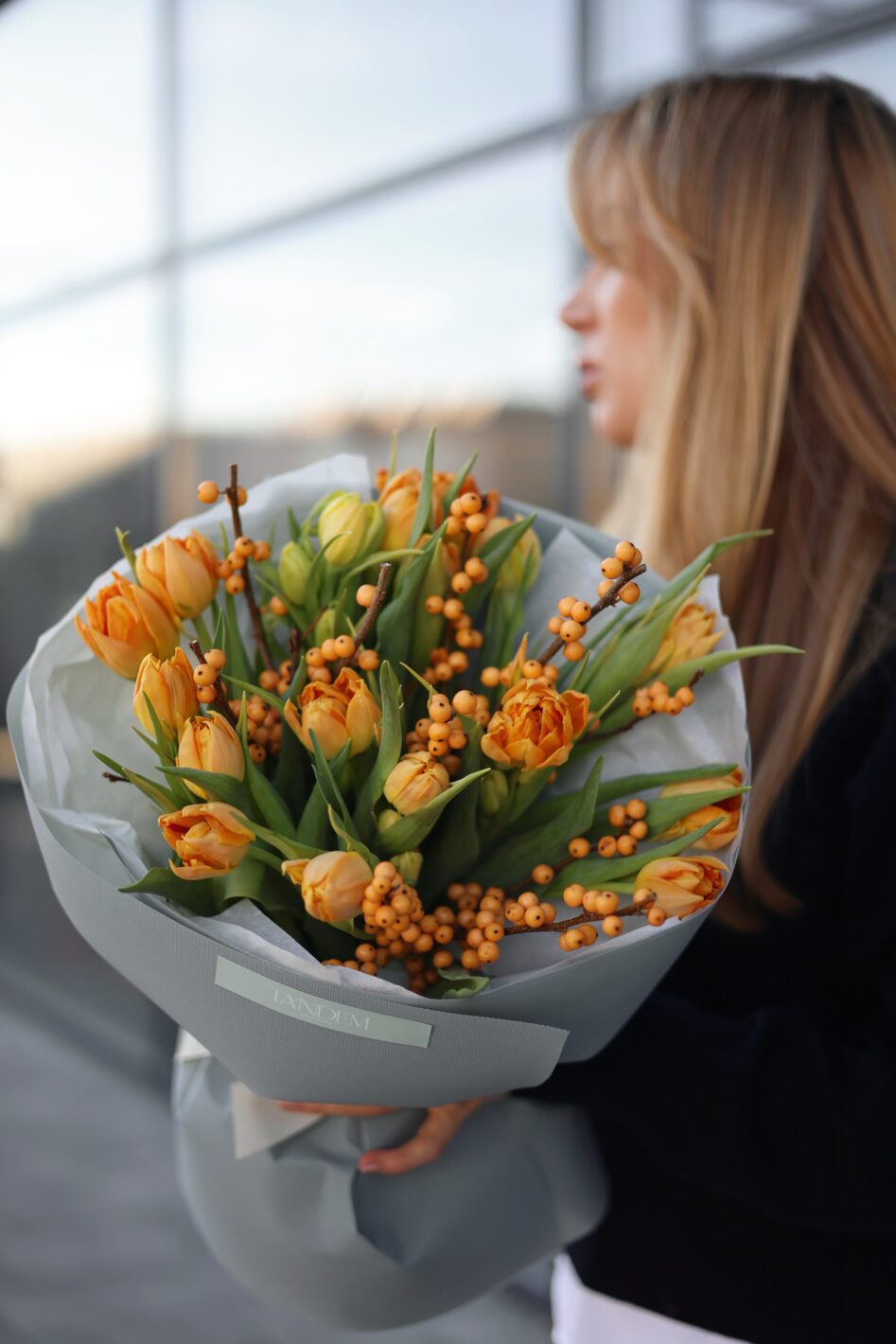 Processed with VSCO with al5 preset Осіннє поєднання тюльпанів та ілекса - Image 1